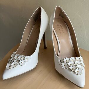 Lauren Conrad LC Stiletto Heels Woman’s Sz 6.5 Ivory Flowers Petals Gold Details
